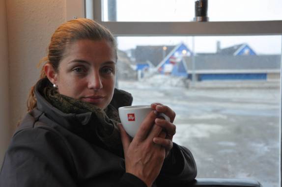 Tomando um chá quente e se esquentando em um café de Nuuk, capital da Groelândia